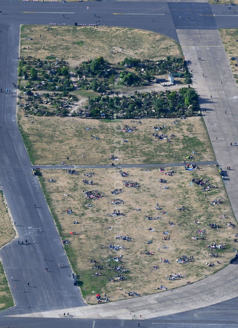 Aerial image Berlin - Park of - Freizeitgelaende on Tempelhof Field in the district Neukoelln in Berlin, Germany