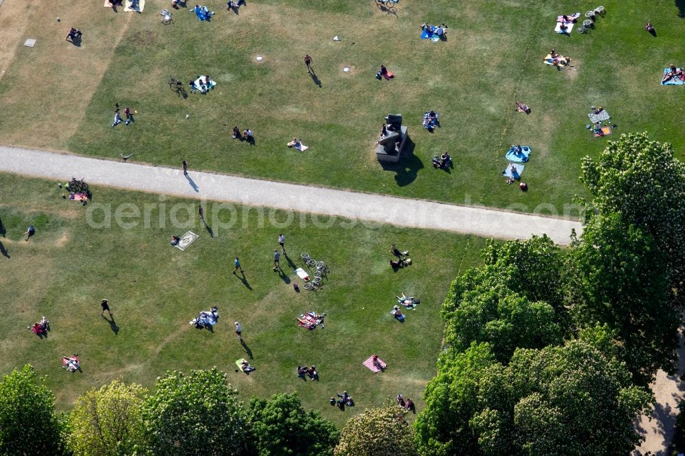 Aerial image München - Park of vor dem Gebaeude of Museums Alte Pinakothek in the district Maxvorstadt in Munich in the state Bavaria, Germany