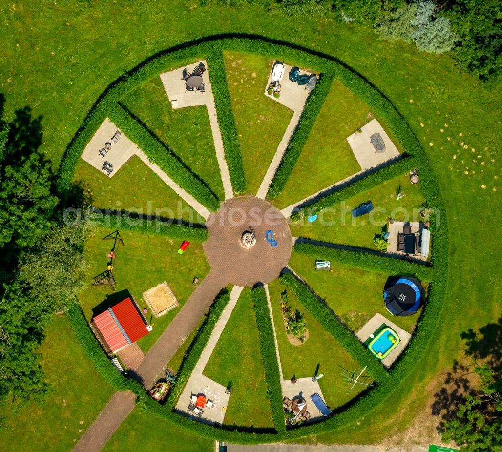 Soest from the bird's eye view: Park on the Grounds of Halcon Treuhand GmbH in Soest in the state North Rhine-Westphalia