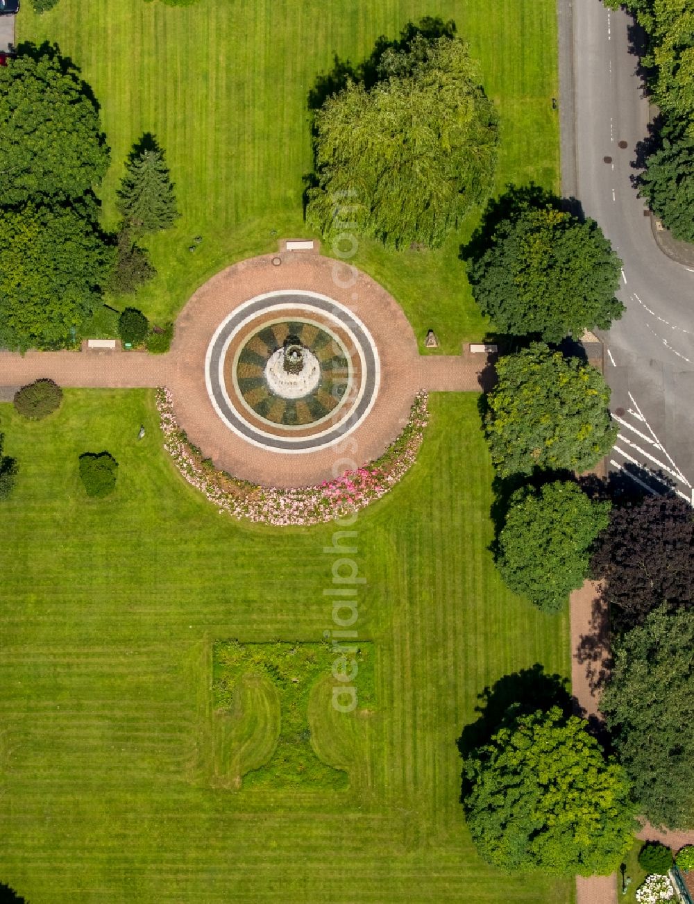 Mülheim an der Ruhr from above - Park plant on the site of Tengelmann Warenhandelsgesellschaft KG in Muelheim an der Ruhr in North Rhine-Westphalia