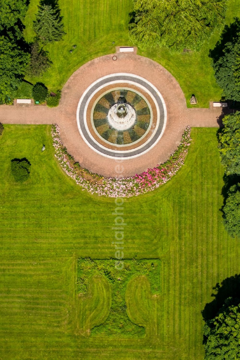 Aerial image Mülheim an der Ruhr - Park plant on the site of Tengelmann Warenhandelsgesellschaft KG in Muelheim an der Ruhr in North Rhine-Westphalia