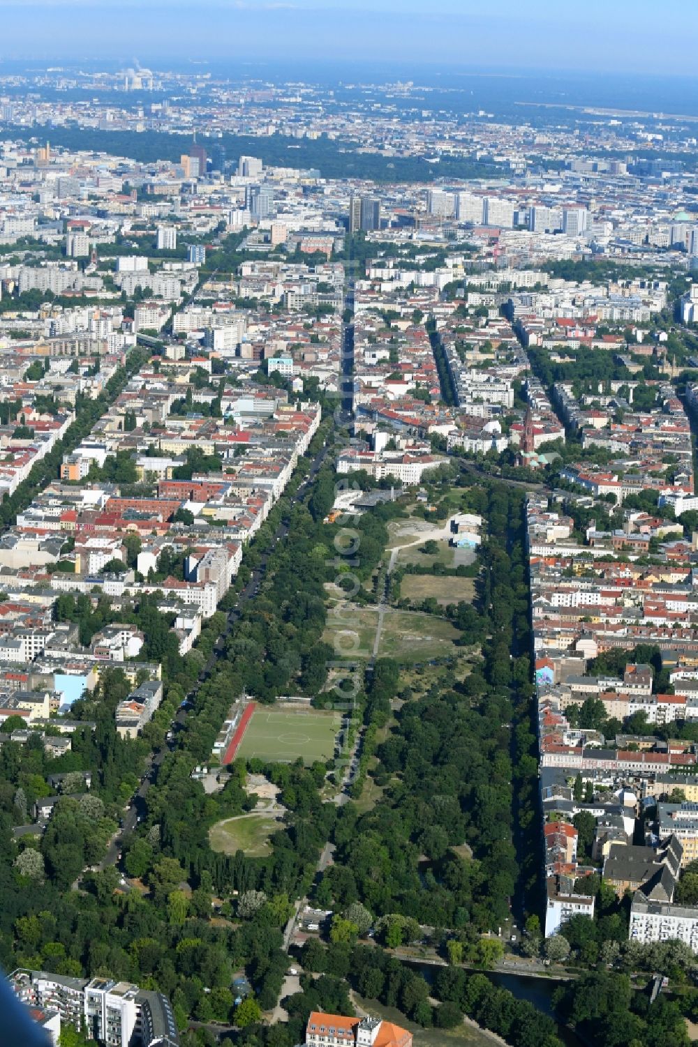 Berlin from the bird's eye view: Park of Goerlitzer Park in the district Kreuzberg in Berlin, Germany