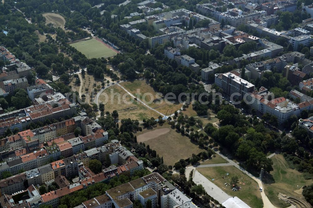 Berlin from the bird's eye view: Park of the Goerlitzer Park in the district Kreuzberg in Berlin in Germany