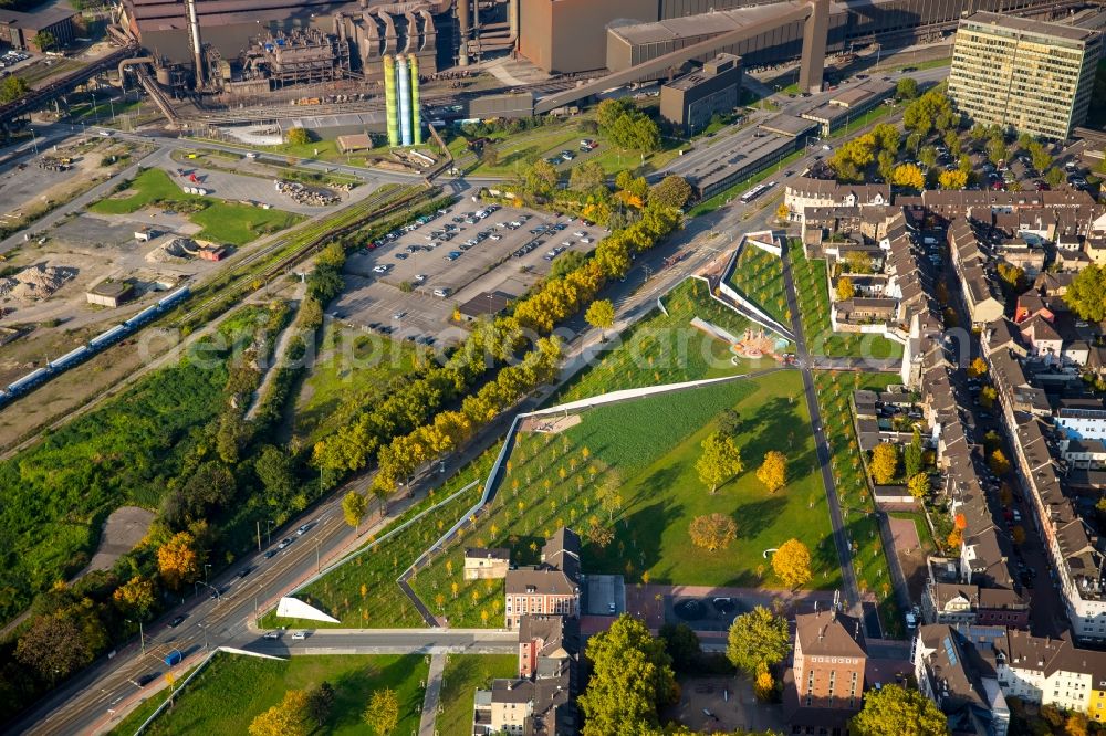 Aerial photograph Duisburg - Park of Gruenguertel Nord along the Kaiser-Wilhelm-Strasse destrict Bruckhausen in Duisburg in the state North Rhine-Westphalia