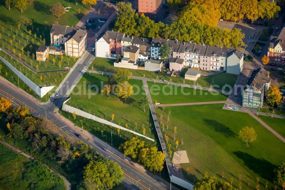 Duisburg from the bird's eye view: Park of Gruenguertel Nord along the Kaiser-Wilhelm-Strasse destrict Bruckhausen in Duisburg in the state North Rhine-Westphalia