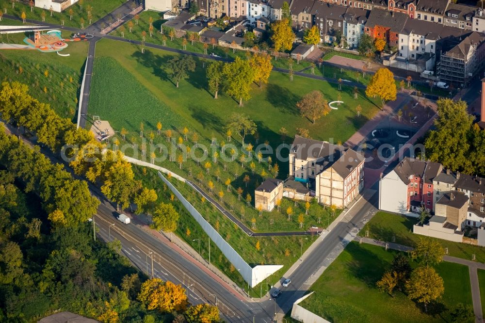 Aerial image Duisburg - Park of Gruenguertel Nord along the Kaiser-Wilhelm-Strasse destrict Bruckhausen in Duisburg in the state North Rhine-Westphalia