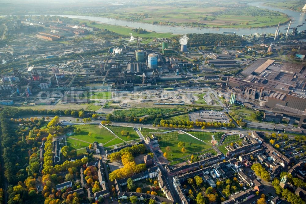 Aerial photograph Duisburg - Park of Gruenguertel Nord along the Kaiser-Wilhelm-Strasse destrict Bruckhausen in Duisburg in the state North Rhine-Westphalia