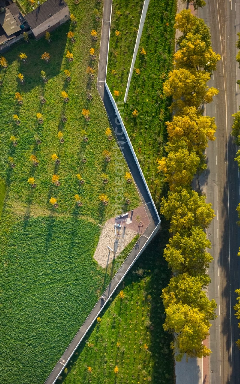 Aerial photograph Duisburg - Park of Gruenguertel Nord along the Kaiser-Wilhelm-Strasse destrict Bruckhausen in Duisburg in the state North Rhine-Westphalia