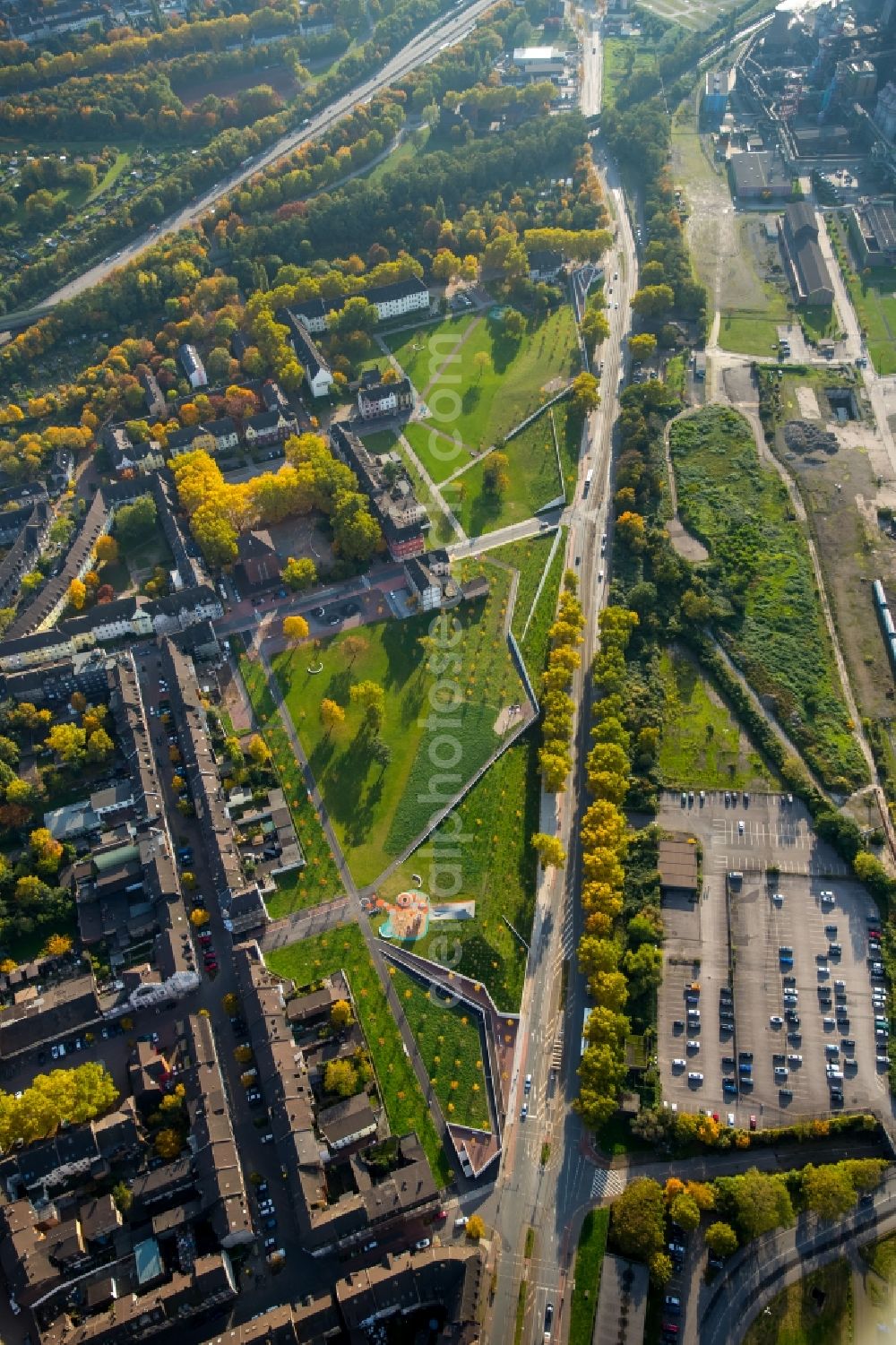 Duisburg from the bird's eye view: Park of Gruenguertel Nord along the Kaiser-Wilhelm-Strasse destrict Bruckhausen in Duisburg in the state North Rhine-Westphalia