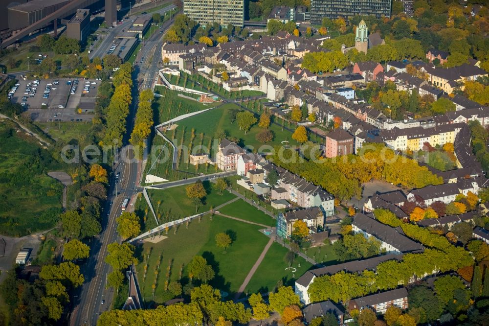 Aerial photograph Duisburg - Park of Gruenguertel Nord along the Kaiser-Wilhelm-Strasse destrict Bruckhausen in Duisburg in the state North Rhine-Westphalia