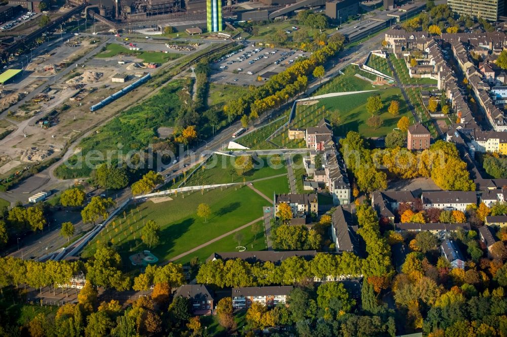 Duisburg from the bird's eye view: Park of Gruenguertel Nord along the Kaiser-Wilhelm-Strasse destrict Bruckhausen in Duisburg in the state North Rhine-Westphalia