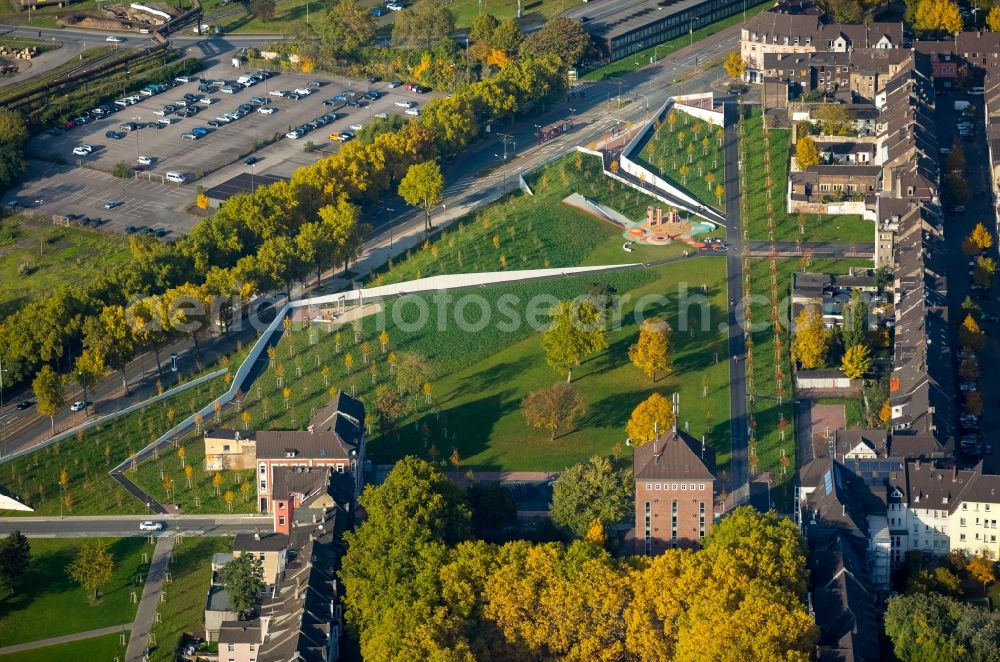 Aerial image Duisburg - Park of Gruenguertel Nord along the Kaiser-Wilhelm-Strasse destrict Bruckhausen in Duisburg in the state North Rhine-Westphalia