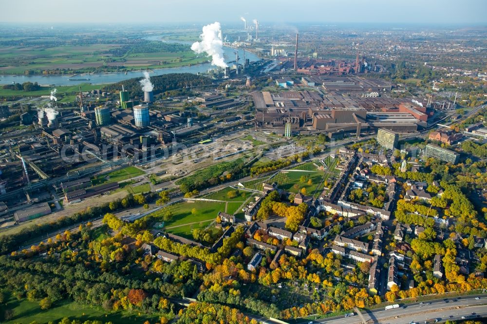 Aerial photograph Duisburg - Park of Gruenguertel Nord along the Kaiser-Wilhelm-Strasse destrict Bruckhausen in Duisburg in the state North Rhine-Westphalia