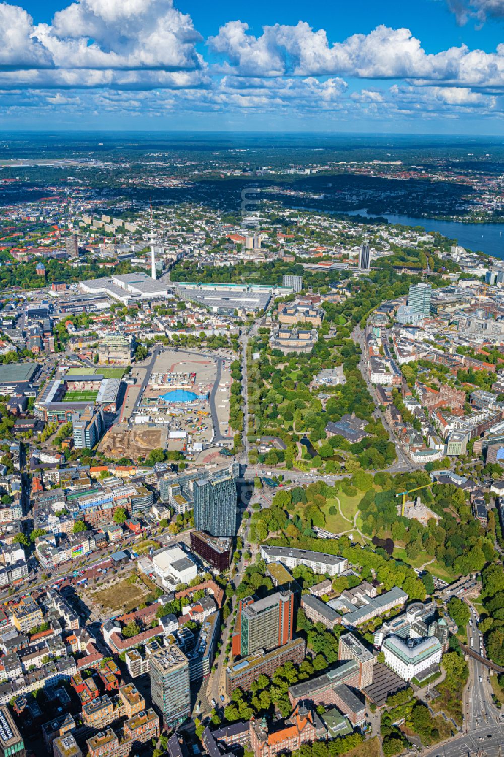 Hamburg from above - Park of Grosse Wallanlagen at Holstenwall in Hamburg