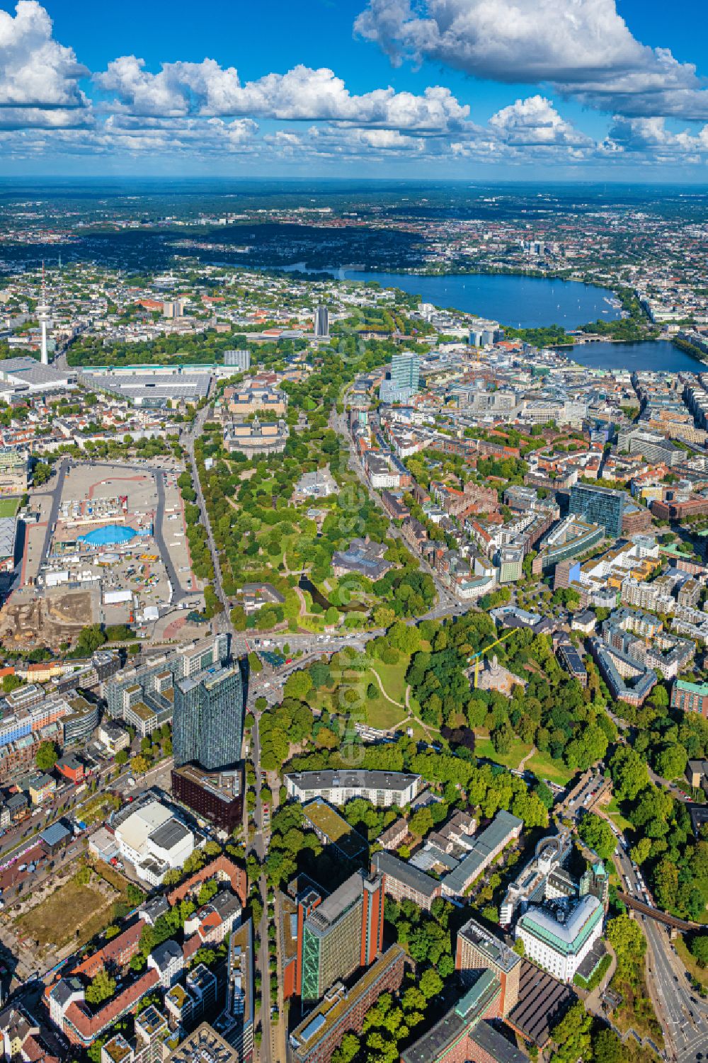 Hamburg from the bird's eye view: Park of Grosse Wallanlagen at Holstenwall in Hamburg