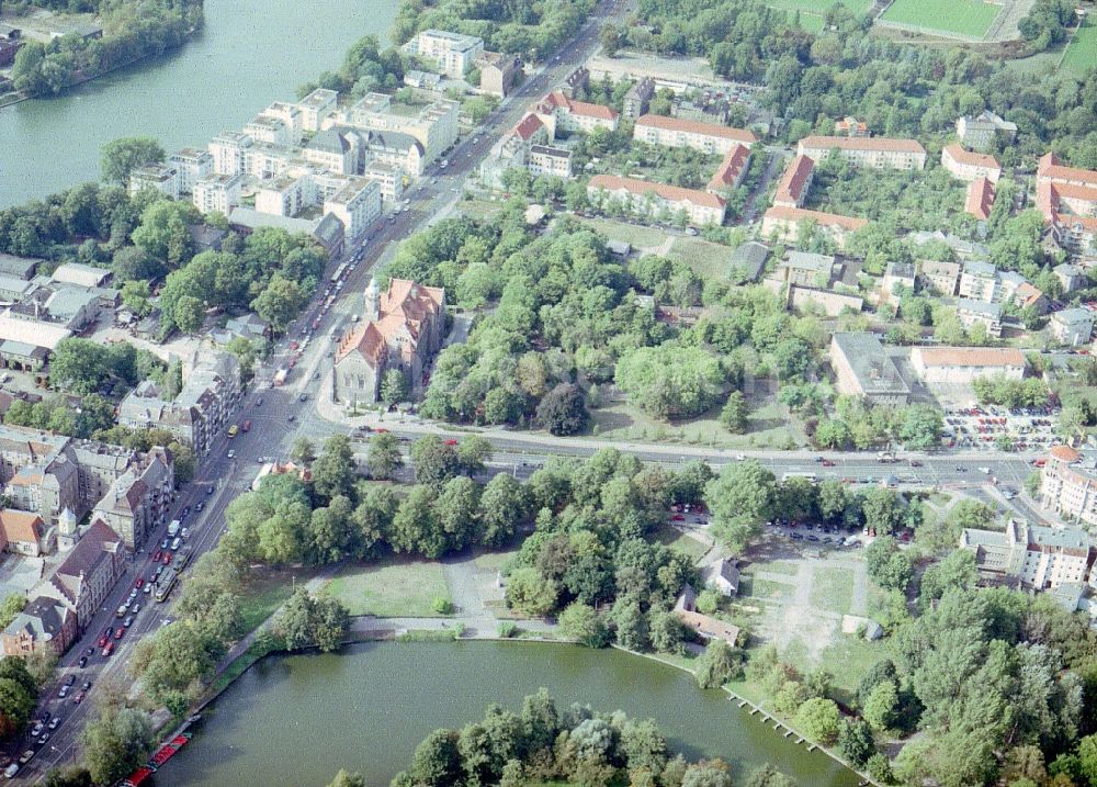 Aerial photograph Berlin - Park and land on Generalshof on the banks of the Old Spree in Berlin - Koepenick in Berlin