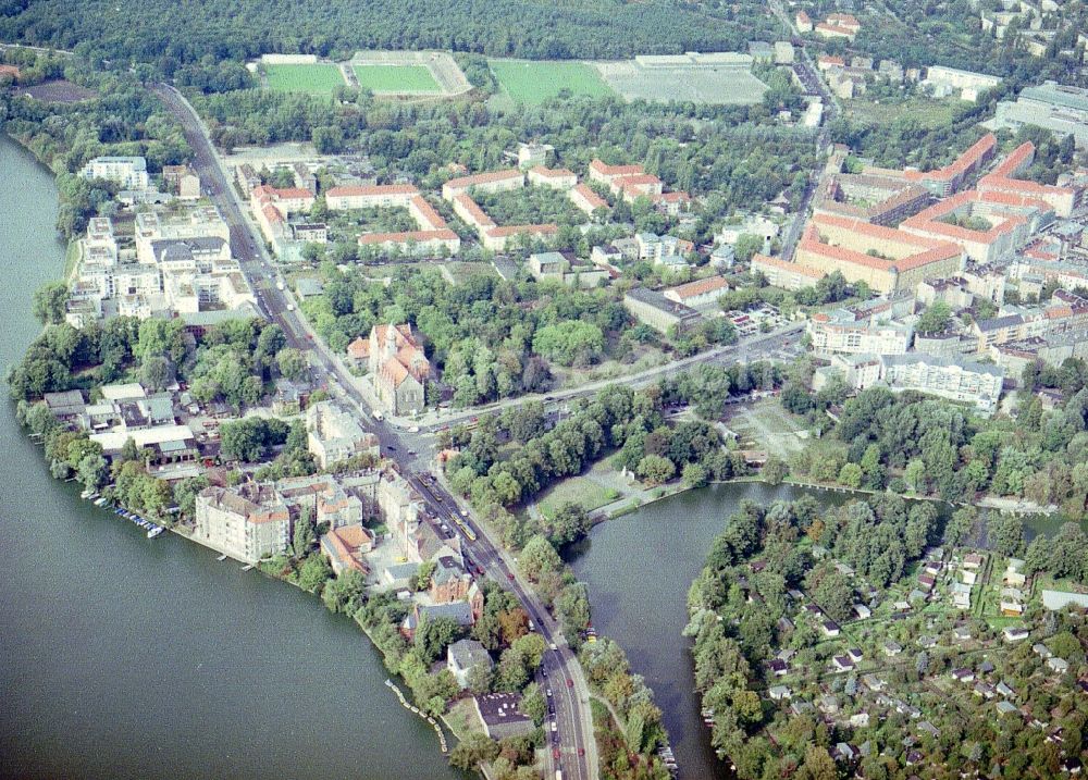 Aerial image Berlin - Park and land on Generalshof on the banks of the Old Spree in Berlin - Koepenick in Berlin