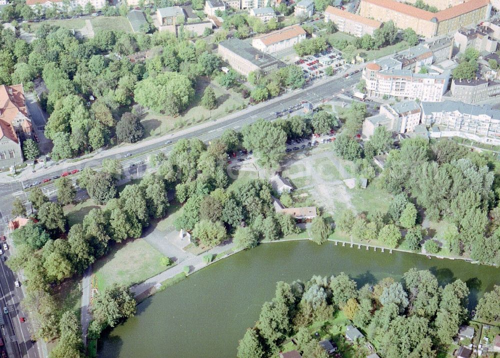 Aerial image Berlin - Park and land on Generalshof on the banks of the Old Spree in Berlin - Koepenick in Berlin