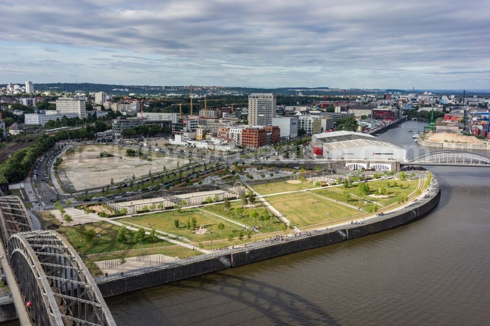 Frankfurt am Main from the bird's eye view: Park of Hafenpark in Frankfurt in the state Hesse