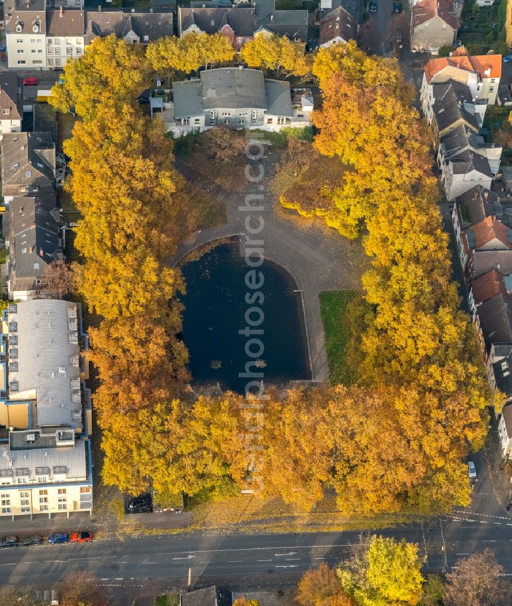 Hamm from the bird's eye view: Park of the autumnal Schillerplatz in Hamm in the state North Rhine-Westphalia