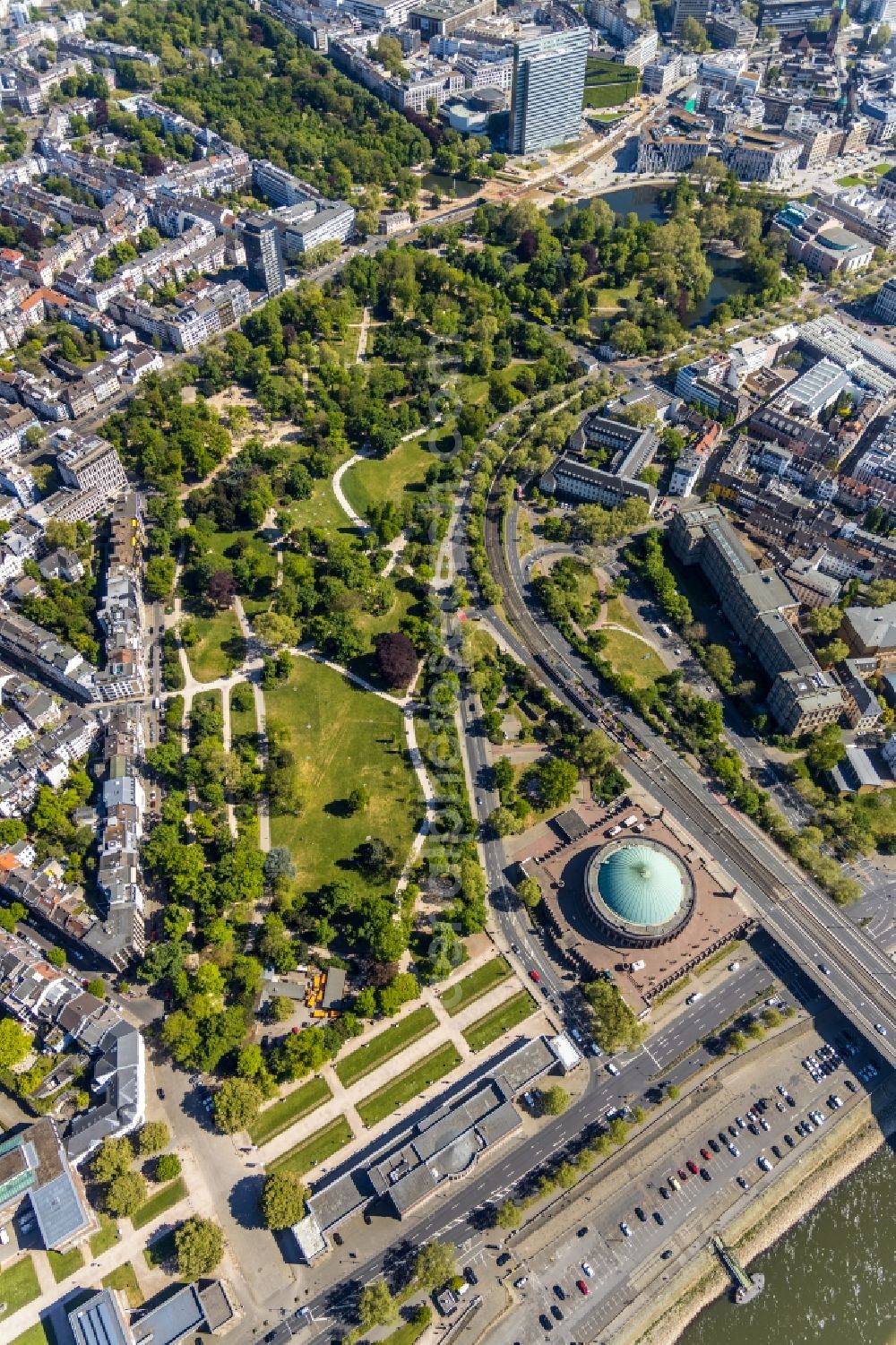 Aerial photograph Düsseldorf - Park of the Hofgarten overlooking the Tonhalle on Ehrenhof in the district Stadtmitte in Duesseldorf in the state North Rhine-Westphalia, Germany