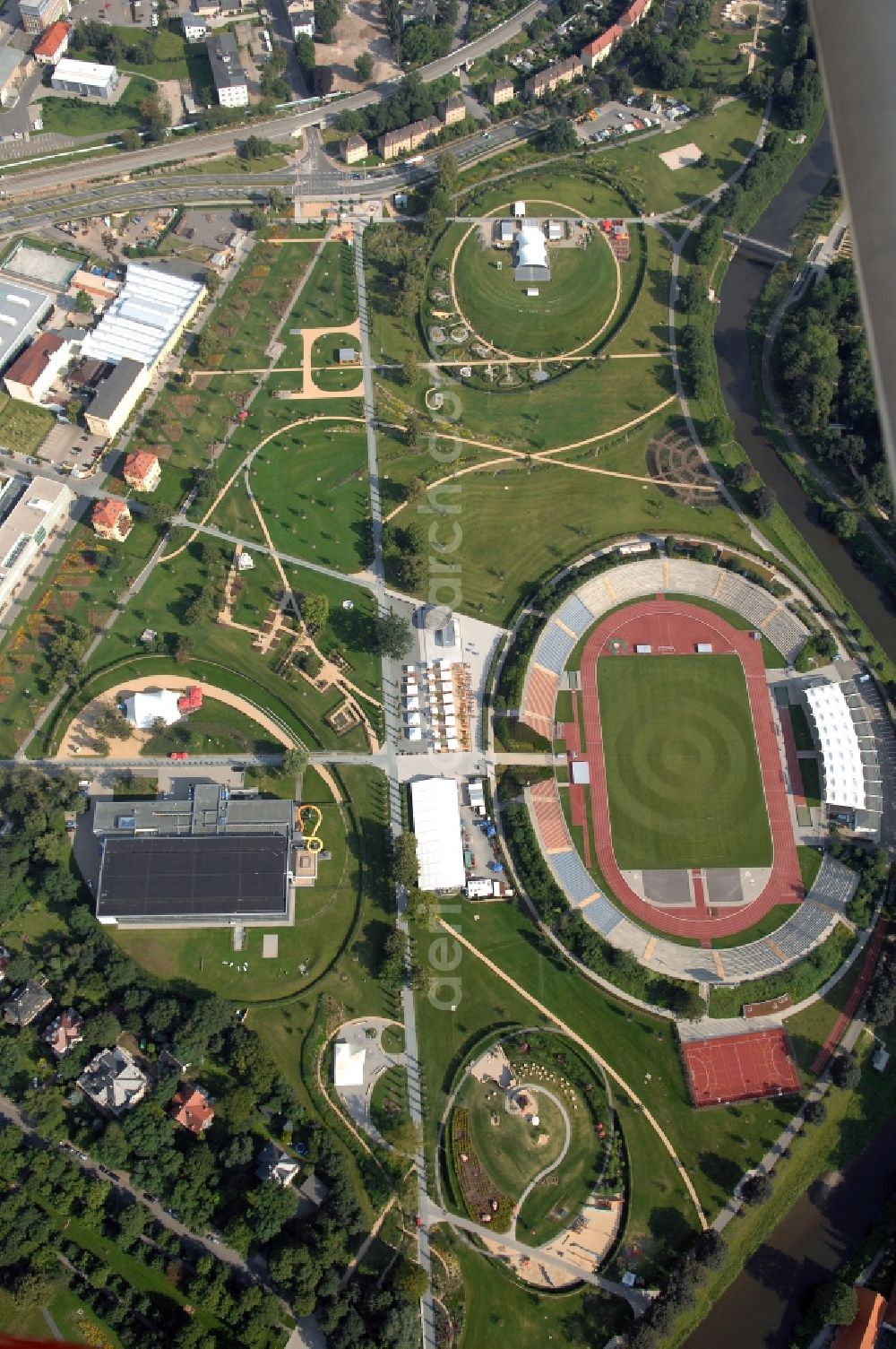 Aerial photograph Gera - Park Hofwiesenpark with play oval, Stadium of Friendship, the indoor swimming pool Hofwiesenbad and the two Princes Houses in Gera in the federal state of Thuringia, Germany