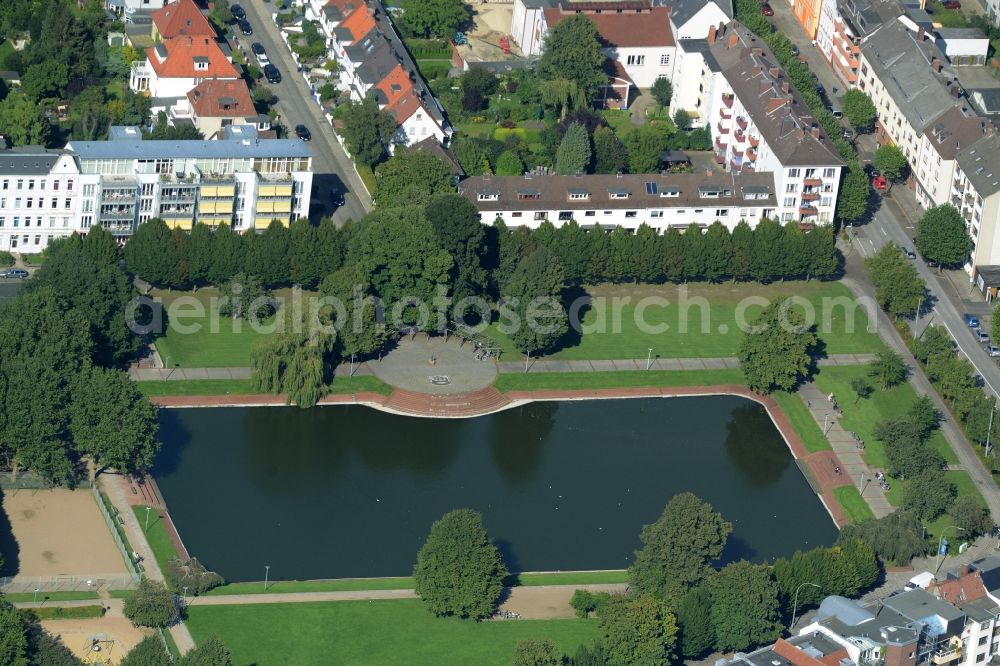 Aerial photograph Bremerhaven - Park of Holzhafen (Wood harbour) in Bremerhaven in the state of Bremen. The rectangular park includes an artificial pond