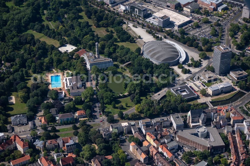 Braunschweig from above - Park of Kiryat-Tivon-Park with a pond on Lessingplatz in the district Viewegs Garten-Bebelhof in Brunswick in the state Lower Saxony, Germany