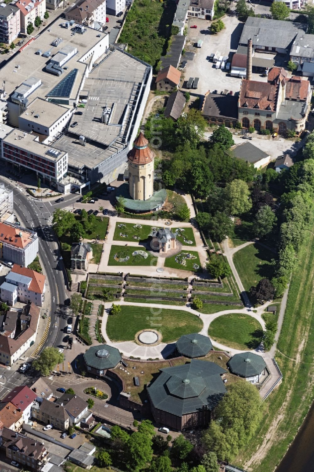 Rastatt from above - Park of Kleiner Park bei Badner Halle sowie das Kultur and Veranstaltungszentrum Badner Halle in Rastatt in the state Baden-Wuerttemberg, Germany