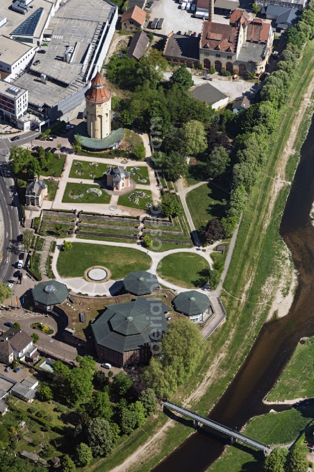 Rastatt from the bird's eye view: Park of Kleiner Park bei Badner Halle sowie das Kultur and Veranstaltungszentrum Badner Halle in Rastatt in the state Baden-Wuerttemberg, Germany