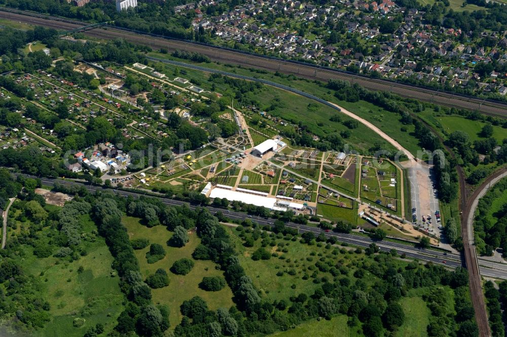 Aerial image Hamburg - Park of the Kleingartenverein Gruene Freiheit in the Wilhelmsburger Inselpark in Hamburg