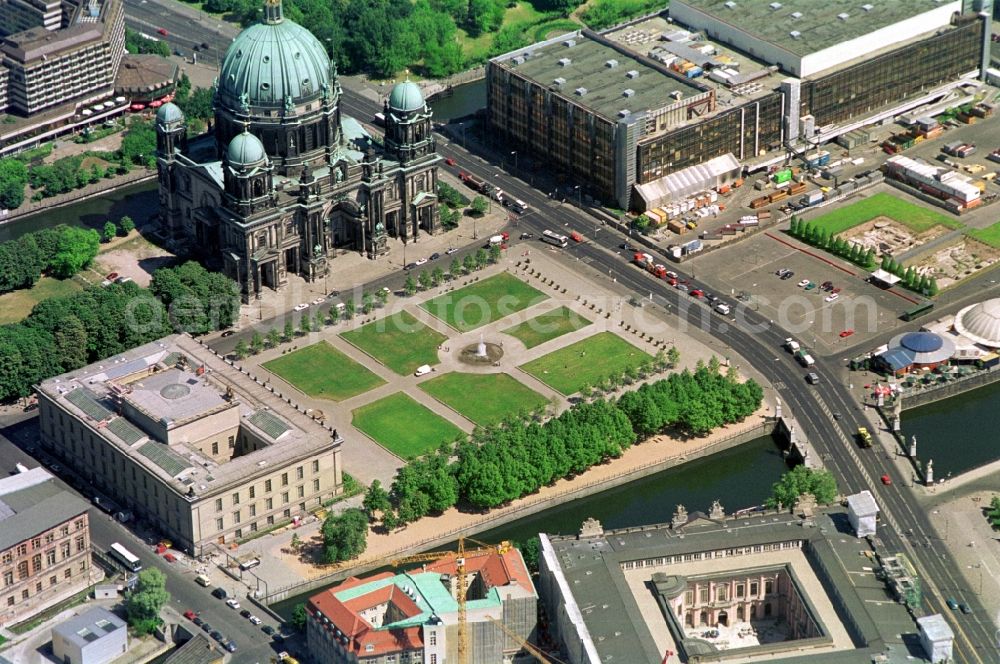 Aerial image Berlin - The Pleasure Garden and the Old Museum near the Berlin Cathedral in the central Berlin