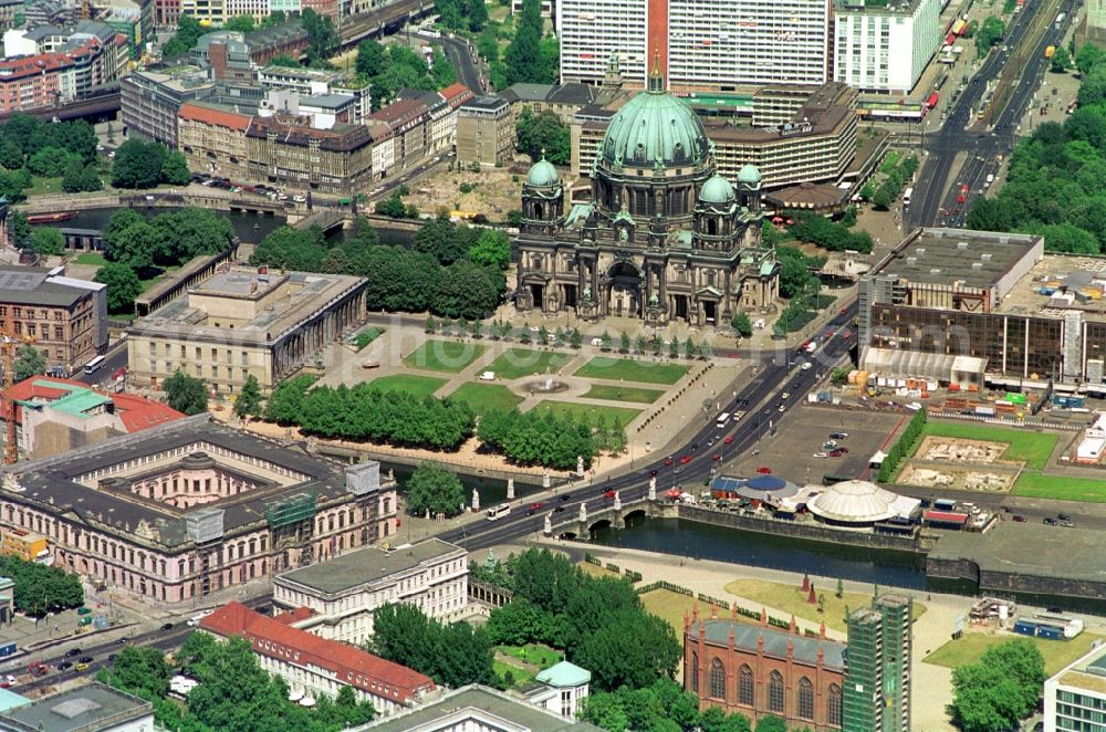 Aerial photograph Berlin - The Pleasure Garden and the Old Museum near the Berlin Cathedral in the central Berlin