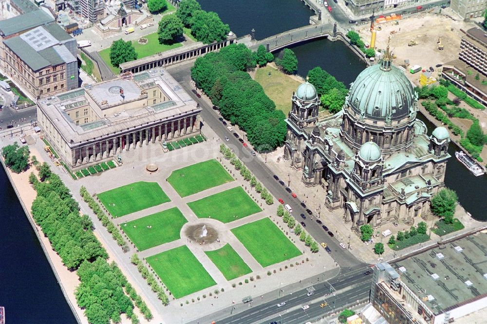 Aerial photograph Berlin - The Pleasure Garden and the Old Museum near the Berlin Cathedral in the central Berlin