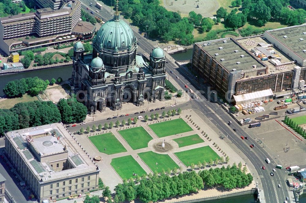 Aerial image Berlin - The Pleasure Garden and the Old Museum near the Berlin Cathedral in the central Berlin