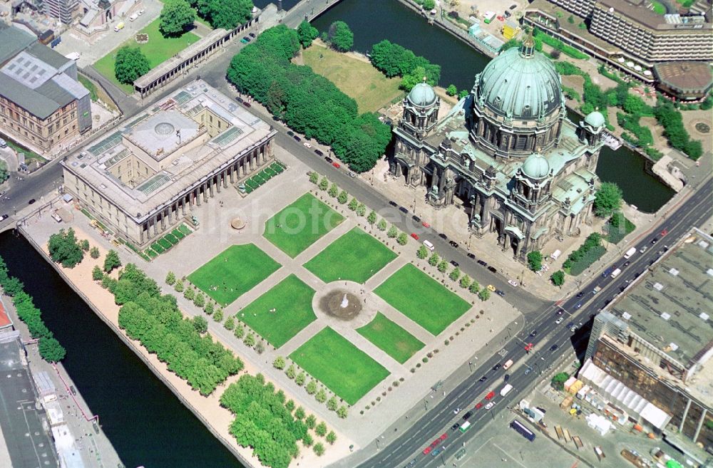 Aerial photograph Berlin - The Pleasure Garden and the Old Museum near the Berlin Cathedral in the central Berlin