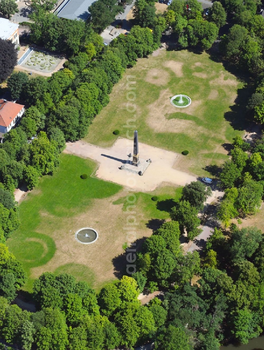 Braunschweig from the bird's eye view: Park of Loewenwall with dem Obelisk on Loewenwall in Brunswick in the state Lower Saxony, Germany