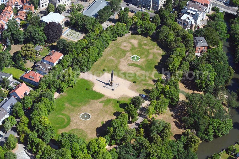 Aerial image Braunschweig - Park of Loewenwall with dem Obelisk on Loewenwall in Brunswick in the state Lower Saxony, Germany