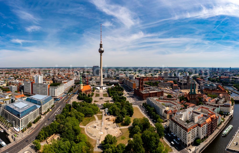 Berlin from the bird's eye view: Park of Marx-Engels-Forum on street Karl-Liebknecht-Strasse in the district Mitte in Berlin, Germany