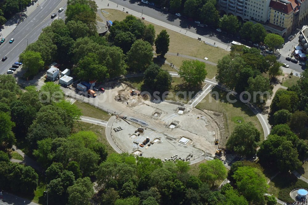 Berlin from the bird's eye view: Park of Marx-Engels-Forum on street Karl-Liebknecht-Strasse in the district Mitte in Berlin, Germany