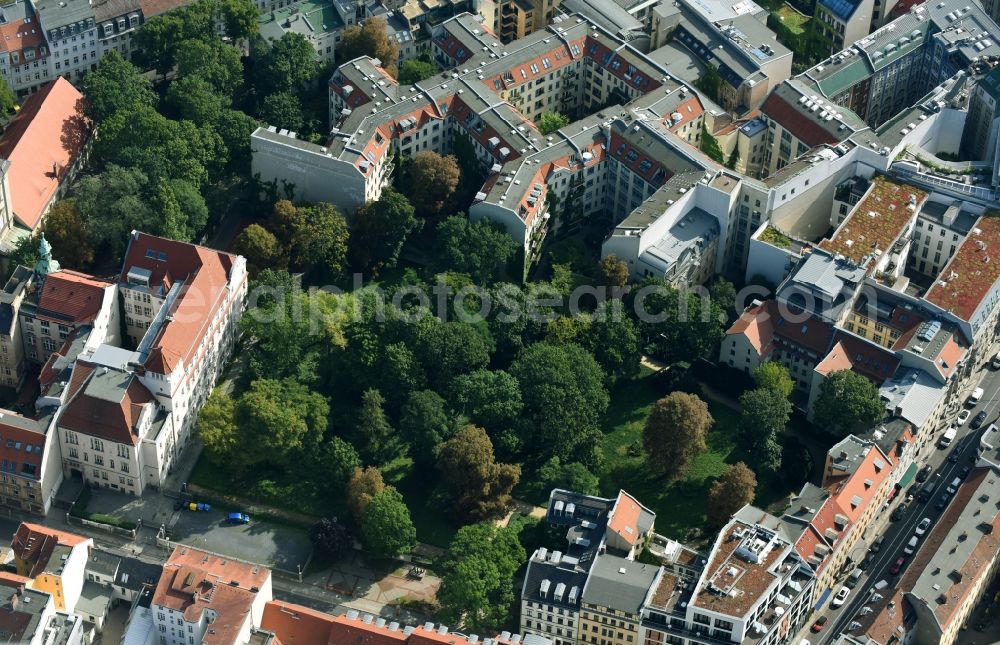 Aerial photograph Berlin - Park of Memorial Jewish Cemetery on Grosse Hamburger Strasse in Berlin, Germany