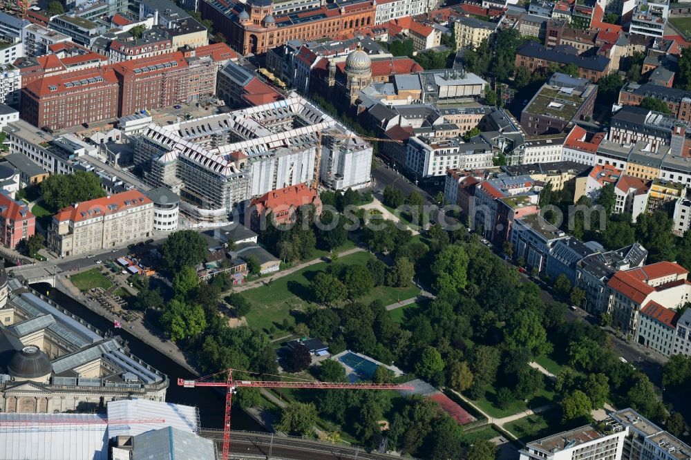 Berlin from the bird's eye view: Park of Monbijoupark in the district Mitte in Berlin, Germany