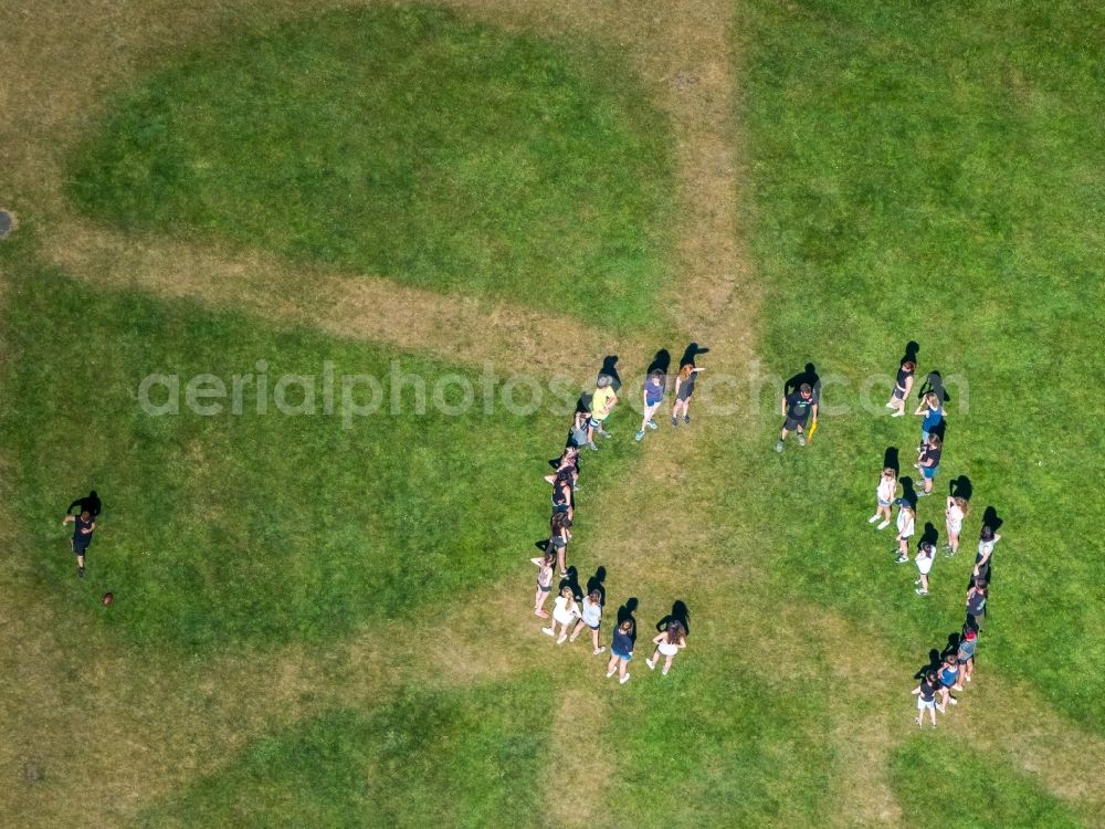 Gelsenkirchen from the bird's eye view: Visitor in the park pole star park, a scenery park on the area of the former bill pole star in Gelsenkirchen in the federal state North Rhine-Westphalia