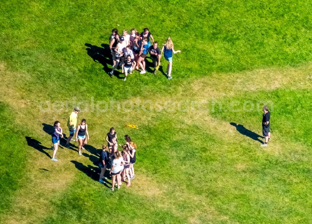 Aerial image Gelsenkirchen - Visitor in the park pole star park, a scenery park on the area of the former bill pole star in Gelsenkirchen in the federal state North Rhine-Westphalia