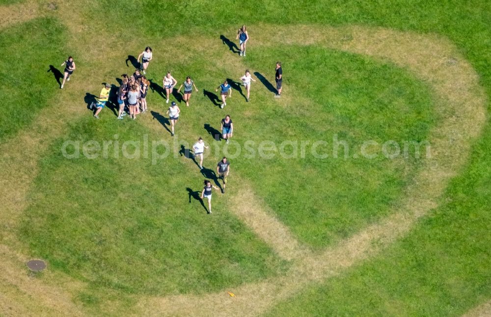 Aerial photograph Gelsenkirchen - Visitor in the park pole star park, a scenery park on the area of the former bill pole star in Gelsenkirchen in the federal state North Rhine-Westphalia