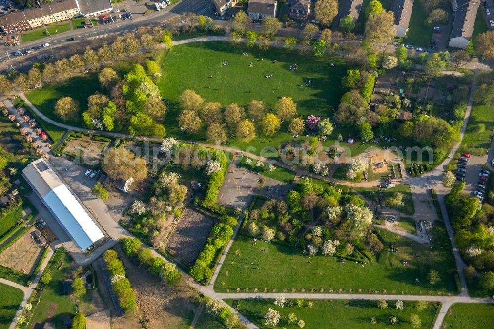 Aerial photograph Duisburg - Park in the district Meiderich-Beeck in Duisburg in the state North Rhine-Westphalia