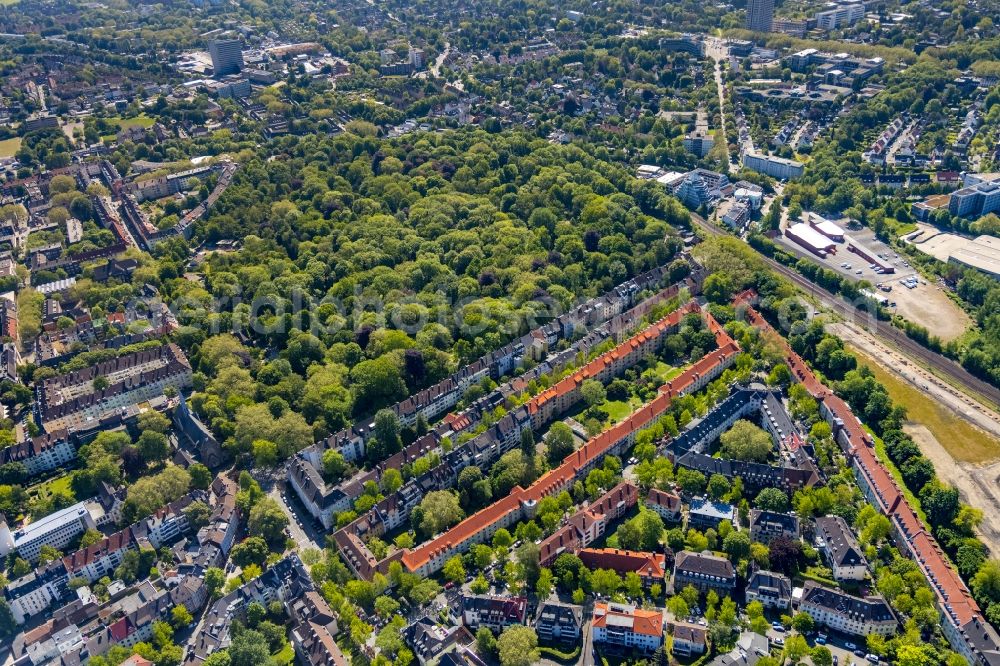 Aerial photograph Dortmund - Park of des Ostfriedhof Dortmund at the multi-family housing estate Von-der-Goltz-Strasse and Robert-Koch-Strasse in Dortmund at Ruhrgebiet in the state North Rhine-Westphalia, Germany