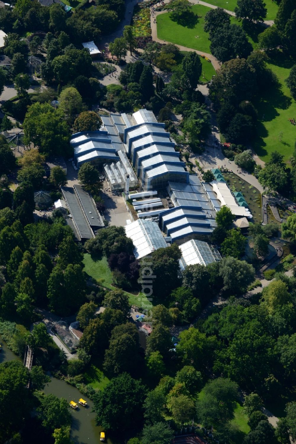 Mannheim from the bird's eye view: Park of Pflanzenschauhaus on Gartenschauweg Luisenpark in Mannheim in the state Baden-Wuerttemberg