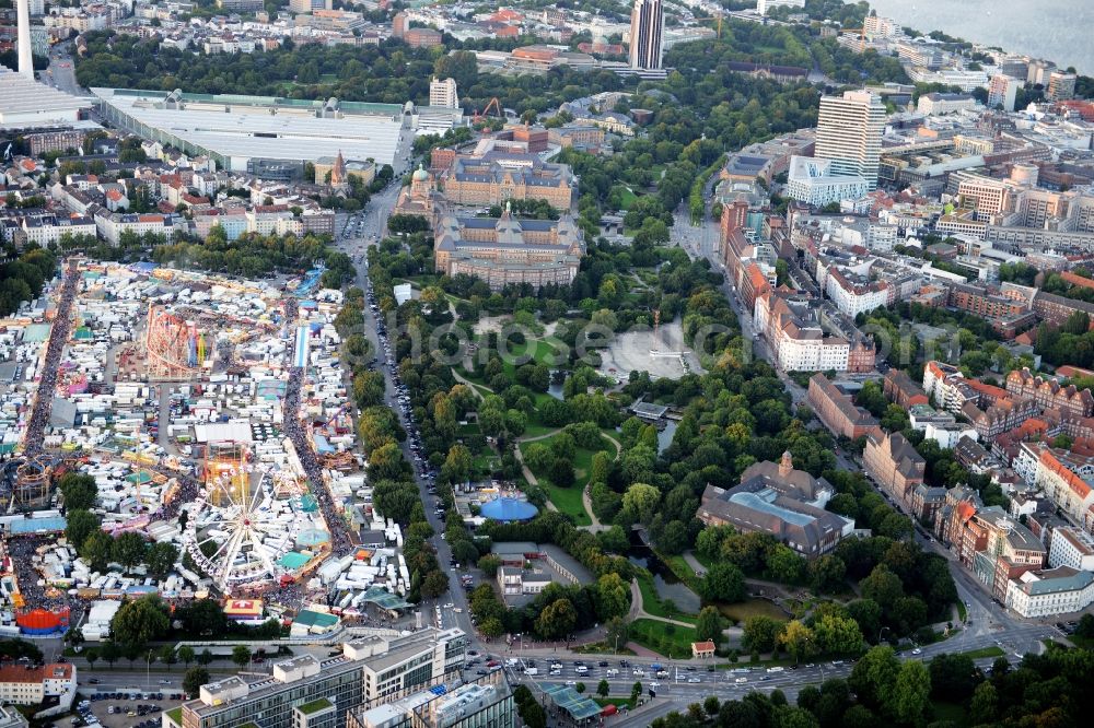 Hamburg from above - Park of Planten un Blomen at Holstenwall in Hamburg. In the foreground there is the museum of Hamburg history