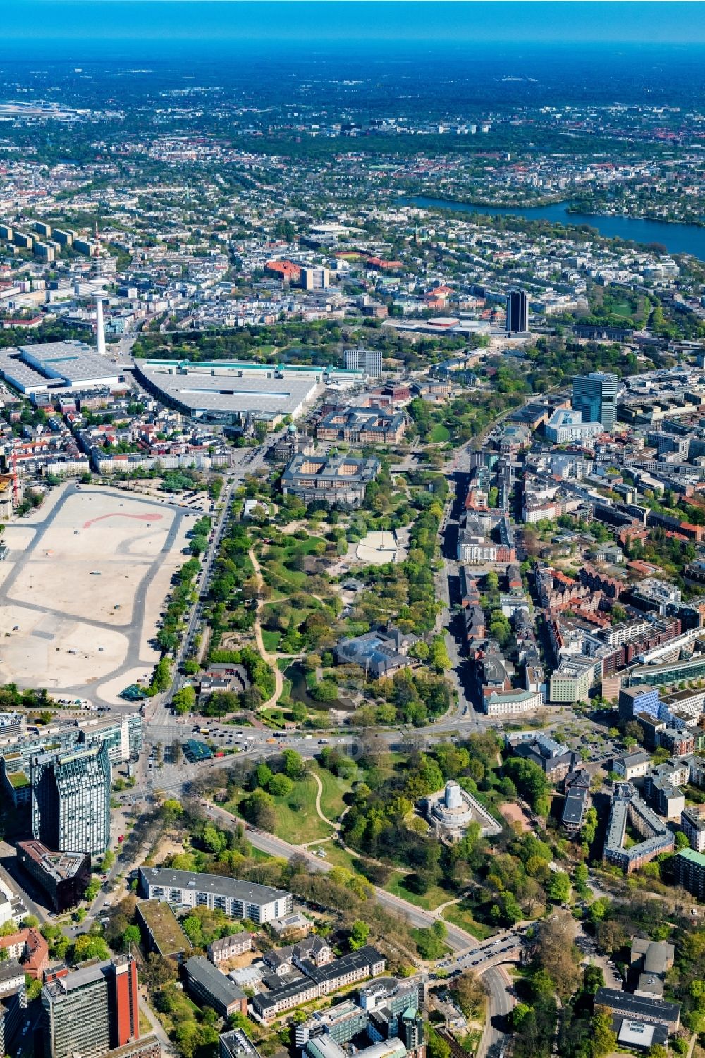 Hamburg from above - Park of Planten un Blomen at Holstenwall in Hamburg. In the foreground there is the museum of Hamburg history